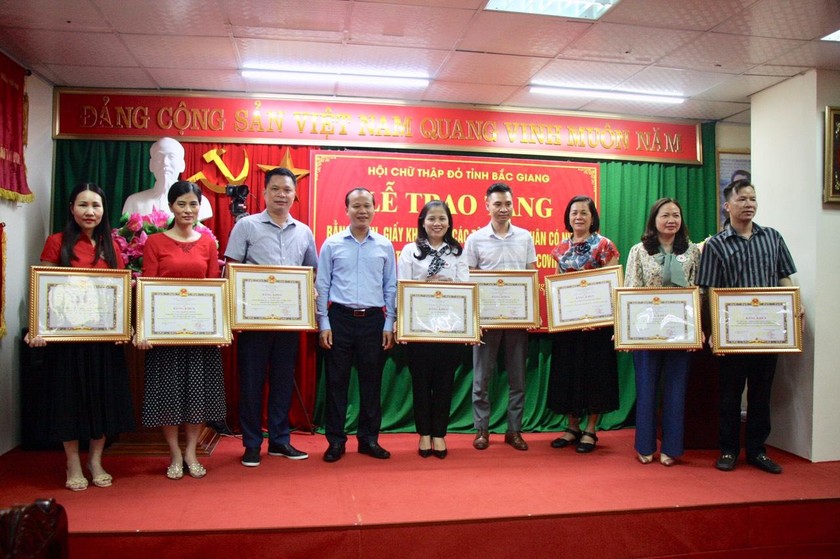 Đồng chí: Mai Sơn - Phó Chủ tịch Thường trực UBND tỉnh Bắc Giang tặng bằng khen cho các tập thể, cá nhân có thành tích trong công tác chống dịch.