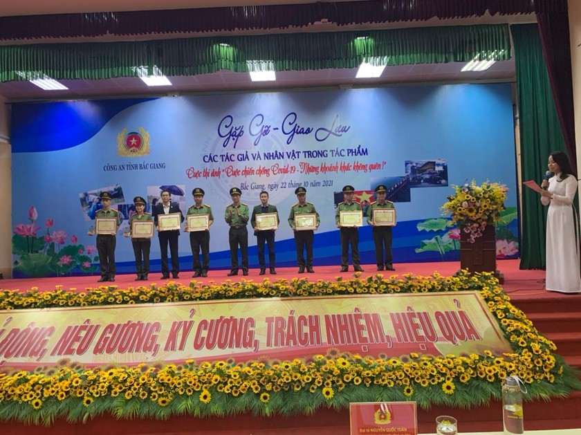 Giám đốc Công an tỉnh Bắc Giang Nguyễn Quốc Toản trao tặng bằng khen, giấy khen cho các cá nhân tập thể có thành tích trong công tác phòng, chống dịch. 