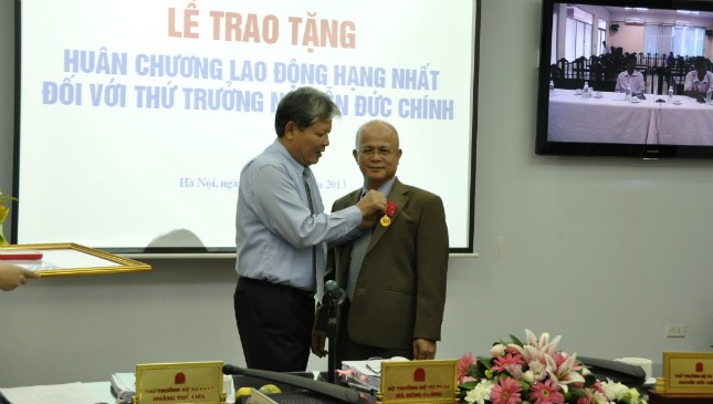 Bộ trưởng Hà Hùng Cường trao tặng Huân chương Lao động hạng Nhất cho Thứ trưởng Nguyễn Đức Chính
