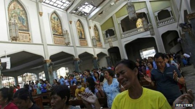 Người dân Philippines cầu nguyện trong ngổn ngang lo âu
