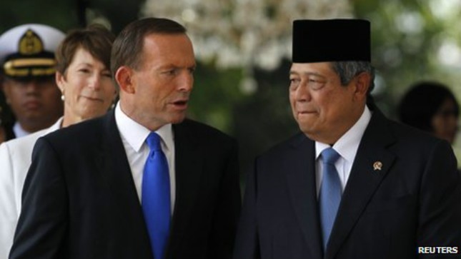 Thủ tướng Australia Abbott (trái) và Tổng thống Indonesia Yudhoyono