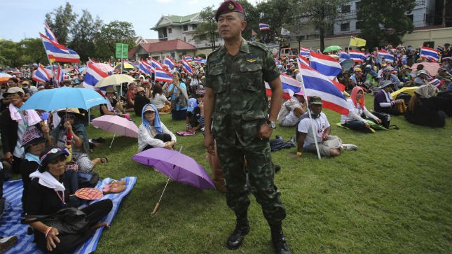 Người biểu tình Thái Lan xông vào trụ sở quân đội