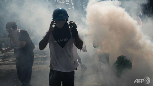 Cảnh sát Thái Lan bắn hơi cay, vòi rồng vào người biểu tình