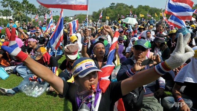 Cảnh sát Thái Lan dỡ bỏ rào chắn, biểu tình dịu bớt 
