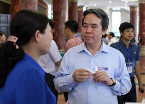 Thống đốc Nguyễn Văn Bình bên hành lang Quốc hội