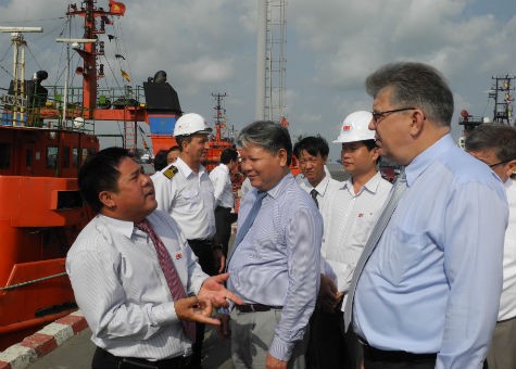 Bộ trưởng Hà Hùng Cường cùng Đại sứ Andrey G.Kovtun thăm Cảng Vietsovpetro