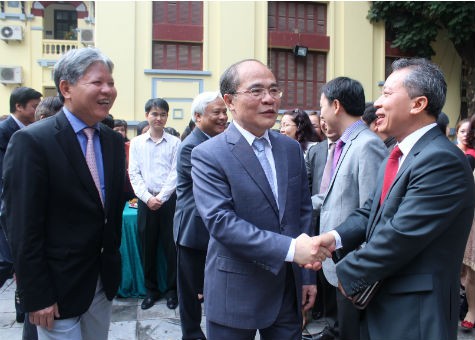 Chủ tịch Quốc hội Nguyễn Sinh Hùng, Phó Chủ tịch Quốc hội Uông Chu Lưu thăm và chúc tết cán bộ, công chức, viên chức Bộ Tư pháp