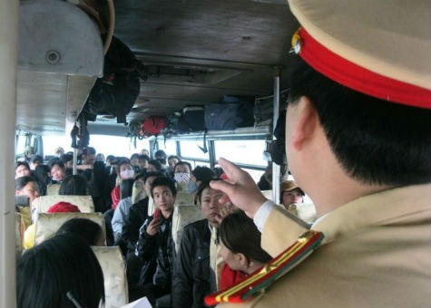 Lực lượng CSGT kiểm tra số lượng khách trên xe khách