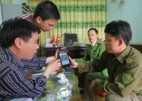 Trưởng Công an xã Hóa Thanh Phạm Hồng Sơn (người ngoài cùng bên phải) bất ngờ khi thấy thông tin trên báo về người dân “hôi của”