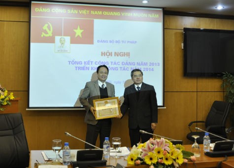 Tại Hội nghị, Đảng bộ Báo Pháp luật Việt Nam và 2 Đảng viên thuộc Đảng bộ được Đảng ủy Bộ Tư pháp tặng Giấy khen “có thành tích hoàn thành xuất sắc nhiệm vụ trong 3 năm liên tục 2011-2013