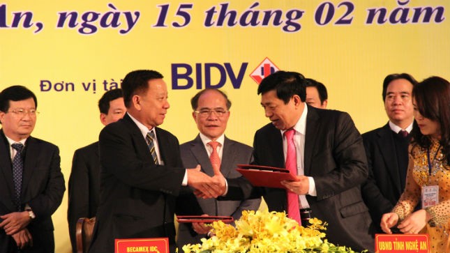Chủ tịch UBND Nghệ An kí kết với các nhà đầu tư