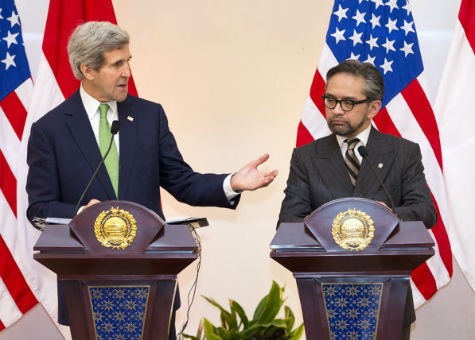 Ngoại trưởng Mỹ Kerry và Ngoại trưởng Indonesia Natalegawa tại cuộc họp báo