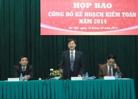 Ông Lê Minh Khái - Phó Tổng Kiểm toán Nhà nước (người đứng) tại cuộc họp báo