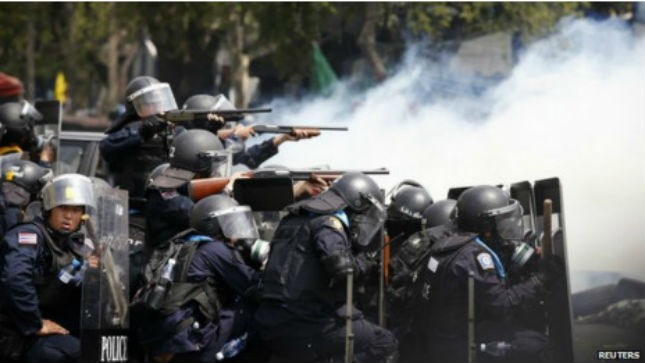 Hàng chục cảnh sát và người biểu tình đã bị thương trong cuộc đụng độ ngày 18/2