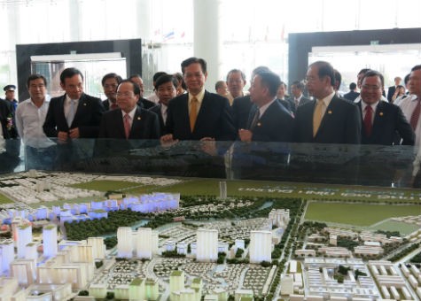 Thủ tướng Nguyễn Tấn Dũng tham quan tòa nhà Trung tâm hành chính tỉnh Bình Dương