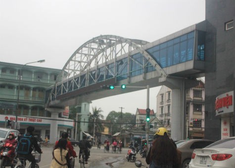 Cây cầu vượt bệnh viện mọc lên giữa thành phố nhưng không có đơn vị nào quản lý giao thông