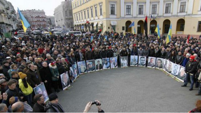 Người dân Ukraine tụ tập để tưởng nhớ các nạn nhân trong những vụ đụng độ gần đây tại Kiev
