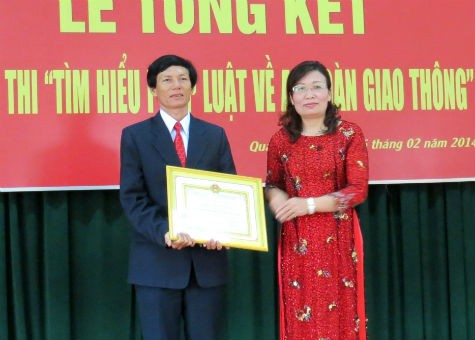 Bà Nguyễn Thị Lài – Giám đốc Sở Tư pháp tỉnh Quảng Bình - trao giải đặc biệt cho đại diện tập thể HĐPHPBGDPL huyện Lệ Thủy