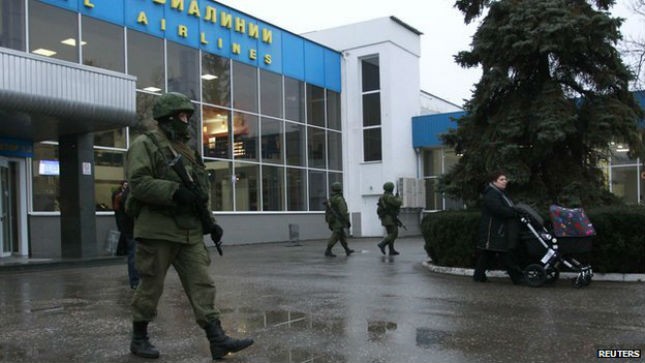 Các tay súng ở bên ngoài sân bay Simferopol.  Ảnh: Internet