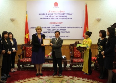 Trao tặng Kỷ niệm chương “Vì sự nghiệp Tư pháp” cho Trưởng Đại diện Unicef  tại Việt Nam