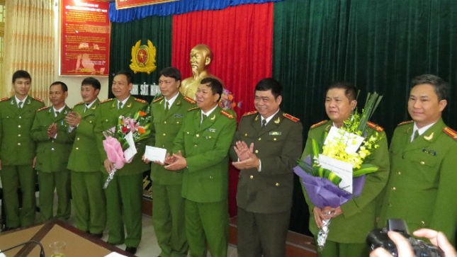 Thiếu tướng Đỗ Hữu Ca – GĐ CA TP Hải Phòng trao thưởng cho lực lượng phá án