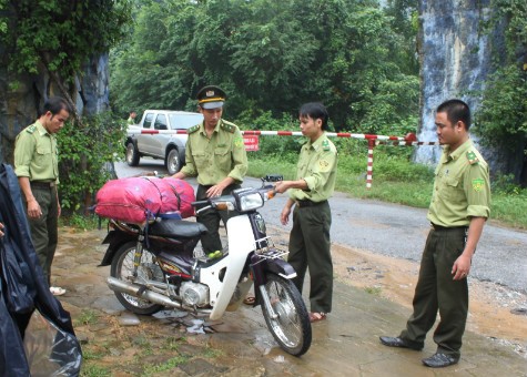 Xe cùng tang vật vụ vận chuyển trái phép thịt sơn dương của cán bộ y tế Nguyễn Văn Toàn