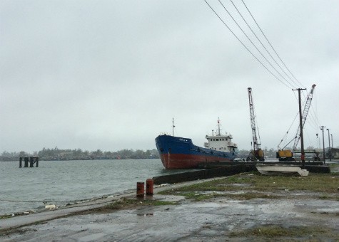 Dù mùa cao điểm nhưng nhiều tháng nay cảng Thuận An chỉ có một tàu sắt chở hàng cập cảng