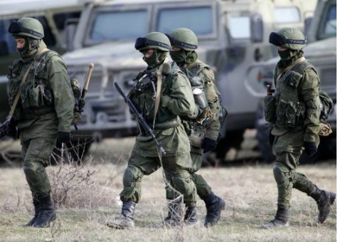 Những người được cho là binh lính Nga ngoài một căn cứ quân sự của Ukraine ở Perevalnoye, bên ngoài Simferopol