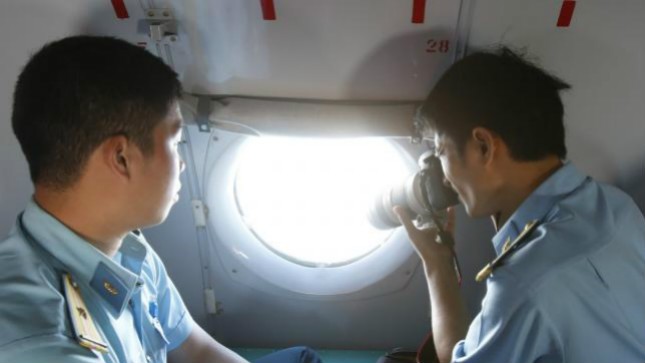 Thành viên Đội tìm kiếm cứu nạn của Việt Nam chụp ảnh từ cửa sổ máy bay