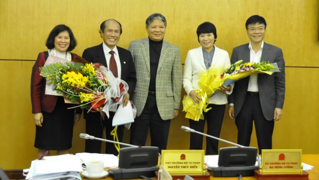 Bộ trưởng Hà Hùng Cường, Thứ trưởng Lê Thành Long, Thứ trưởng Nguyễn Thúy Hiền chúc mừng 2 lãnh đạo đơn vị nhận quyết định nghỉ hưu
