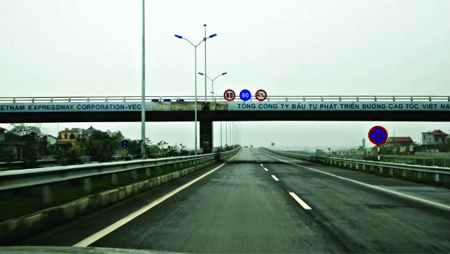 Một công trình cầu vượt trên cao tốc Cầu Giẽ - Ninh Bình