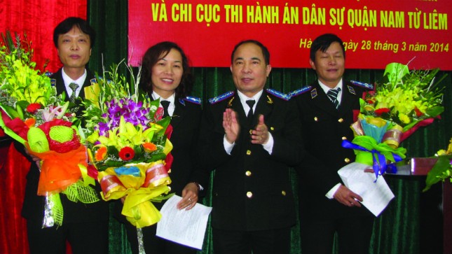 Ông Lê Quang Tiến - Cục trưởng Cục THADS Hà Nội trao Quyết định điều động cho lãnh đạo Chi cục THADS 2 quận mới