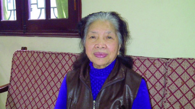 Bà Phùng Thị Tuyết trú tại số nhà 8, ngõ 1A Đặng Thái Thân, phường Phan Chu Trinh, quận Hoàn Kiếm trao đổi với PLVN