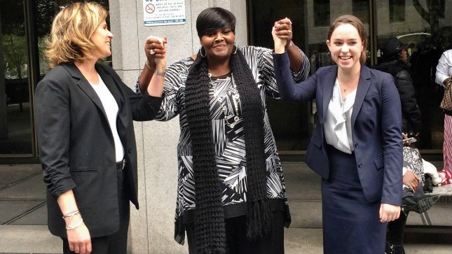 Hai luật sư thuộc Dự án tư pháp hậu truy tố chúc mừng cô Denitra Jones-Goodie (giữa), con gái bà Mary Virginia Jones bên ngoài Tòa án Tối cao Los Angeles. Ảnh: AP