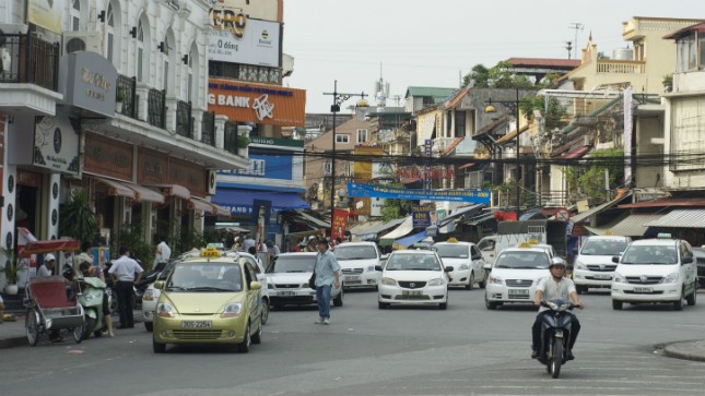 Taxi “xịn” và taxi “dù” dàn hàng ngang trên đường Hà Nội