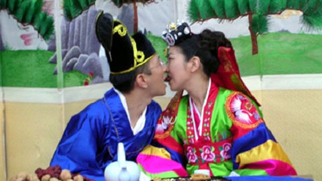 Các cặp đôi tham gia một lễ cưới tập thể ở Gapyeong (Hàn Quốc) hôm 12/2 vừa qua. Ảnh: AFP