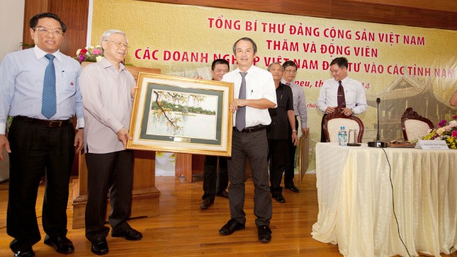 Tổng Bí Thư Nguyễn Phú Trọng (thứ 2 từ trái qua) tặng quà cho Tập đoàn HAGL