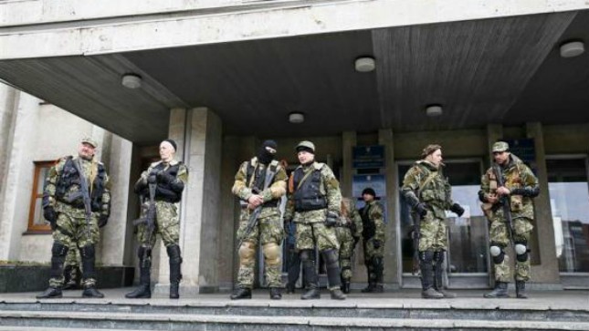 Những tay súng thân Nga bên ngoài văn phòng thị trưởng Slaviansk. Ảnh: Reuters