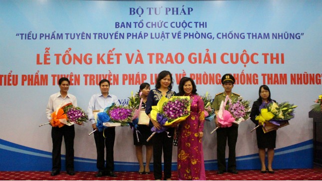 Thứ trưởng Nguyễn Thúy Hiền trao giải Nhất cuộc thi cho đại diện Sở Tư pháp Hà Nội