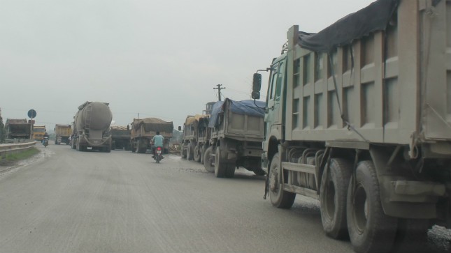 Hàng loạt xe tải xếp hàng “né” trạm cân ở đường vào mỏ đá Kiện Khê (Hà Nam)