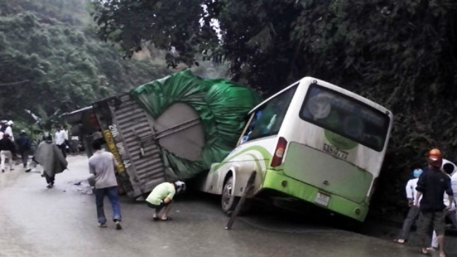 Hiện trường vụ xe chở gạo đè bẹp xe khách làm 2 người thiệt mạng tại Lào Cai. Ảnh: Việt Hưng