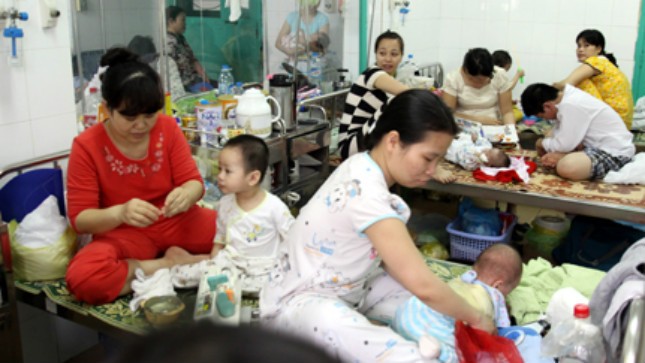 Bệnh viện trẻ em Kiến An Hải Phòng quá tải khi số trẻ em mắc bệnh sởi tăng đột biến