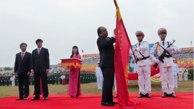 Phó Thủ tướng Nguyễn Xuân Phúc gắn Huân chương cho tỉnh Quảng Bình. Ảnh: PV