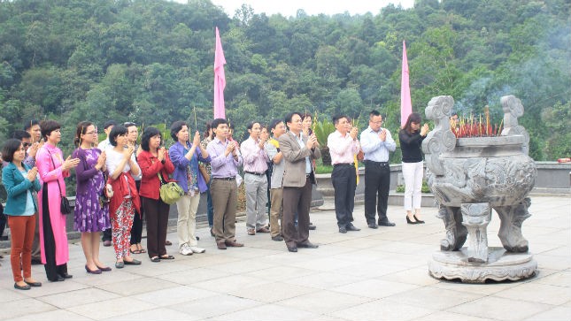 Cán bộ, Đảng viên Báo Pháp luật Việt Nam dâng hương tưởng niệm Bác Hồ tại Pác Bó- Cao Bằng. Ảnh: Chí Công