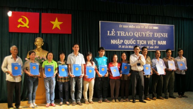 Ảnh minh họa: Một buổi lễ trao quyết định nhập quốc tịch Việt Nam