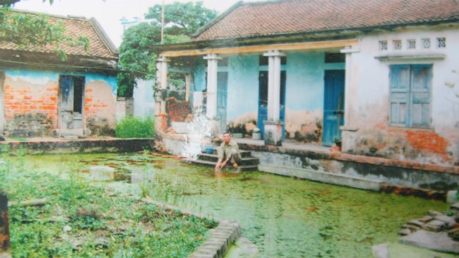 Gần chục năm nay, ngôi nhà của bệnh binh Trần Văn Phẩm luôn bị ngập nước về mùa mưa do chính quyền lấy đất thổ cư của gia đình ông làm rãnh thoát nước chung