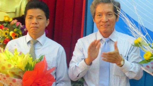 Ông Võ Công Chánh (bên trái) nhận hoa chúc mừng từ người tiền nhiệm Đặng Công Ngữ