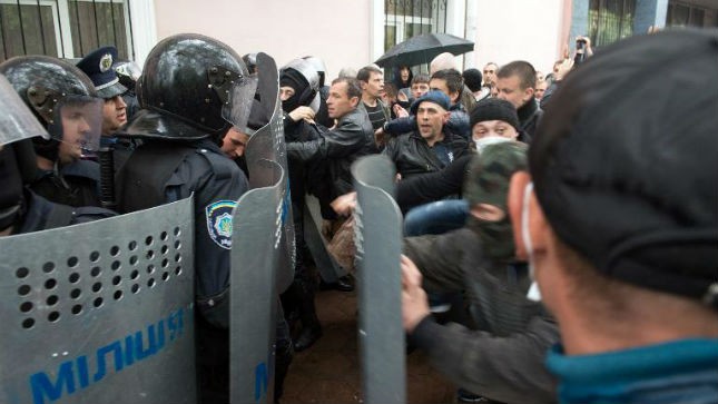 Người biểu tình ủng hộ Nga đụng độ với cảnh sát tại Odessa. Ảnh: AFP