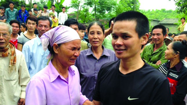 Gia đình và người thân mừng đón anh Nguyễn Công Thức (phải) được Công an huyện cho tại ngoại