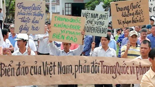 Nghiệp đoàn nghề cá Quảng Nam mít tinh phản đối Trung Quốc đưa giàn khoan vi phạm chủ quyền biển Việt Nam. Ảnh: TTXVN